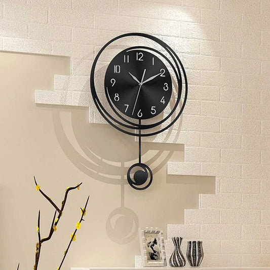 Horloge murale noire et blanche