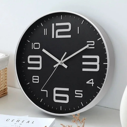 Horloge murale noire et ronde